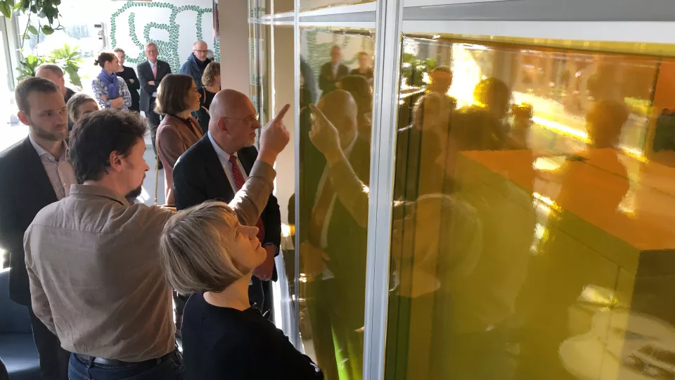 While in Skåne, Swedish Minister of EU Affairs Hans Dahlgren and his entourage particularly asked for visiting NanoLund – and had a close look at the Lund Nano Lab. Photo: Evelina Lindén