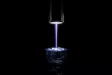 The upper part represents the experiment with a laser that shines on the 2D trap with atoms. In the lower part you can see how the atoms act when they pair, while the water represents their properties as superfluids. Illustration: Jonas Ahlstedt.