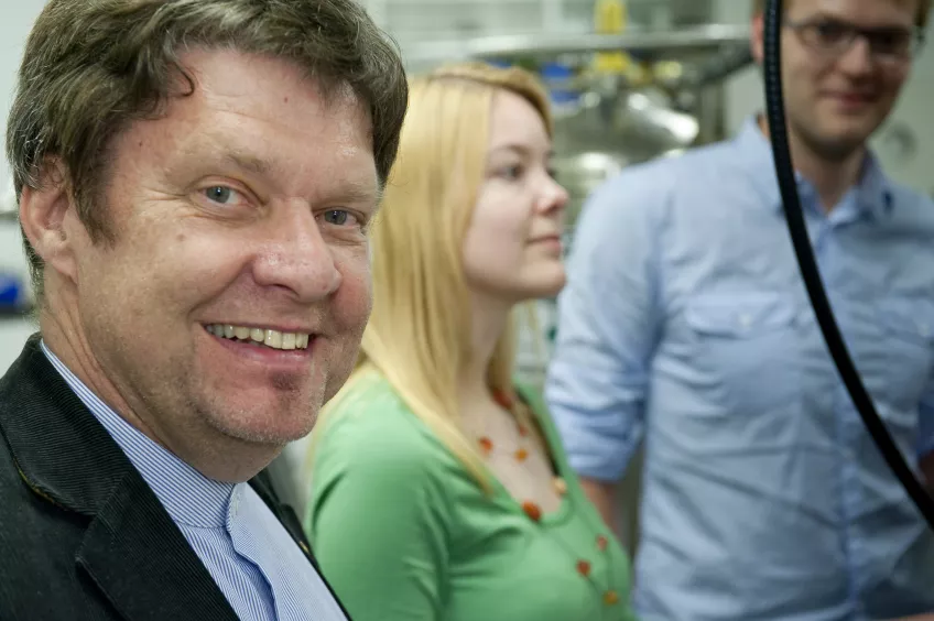 Professor Lars Samuelsson together with students in the NanoLund laboratory. Photo: Kennet Ruona