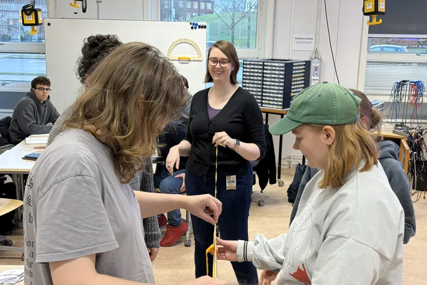 Hannah Herde and some of the students solve a measurement problem. Photo: Johan Lindskoug