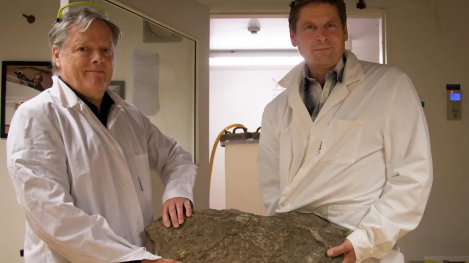 Forskarna Birger Schmitz (till vänster i bild) och Fredrik Terfelt (till höger i bild) har smält ner tio ton sedimentbergarter i starka syror för att få fram de små kromoxidkornen. Foto: Johan Joelsson. 