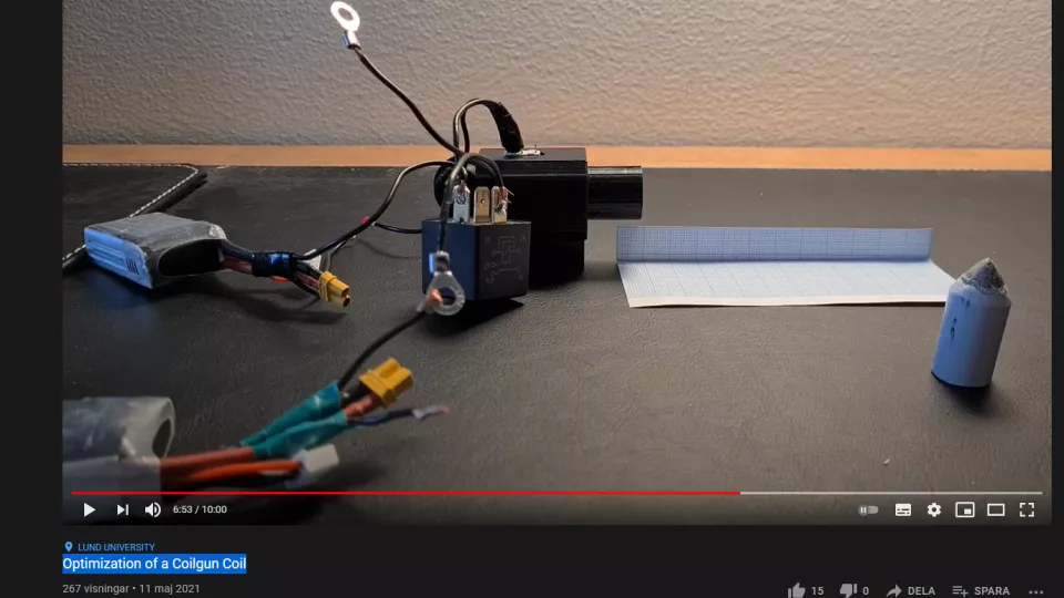 Paul Böhm bygger en spolpistol och tar reda på hur tjock och lång tråden ska vara i den elektromagnetiska spolen för att pistolen ska fungera optimalt. Bilden visar komponenterna i pistolen. Bild från Youtube. 