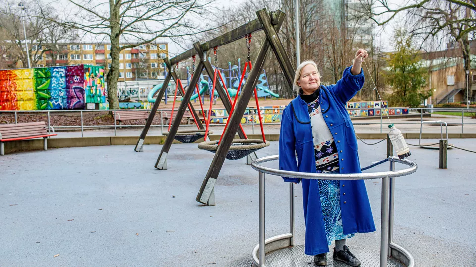 Ann-Marie Pendrill står på en lekplats. Foto: Emelie Asplund. 