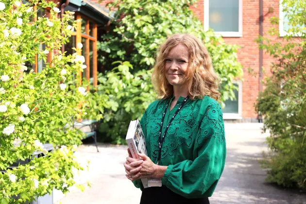 Stina Loo på Fysicums innergård. Foto: Johan Lindskoug