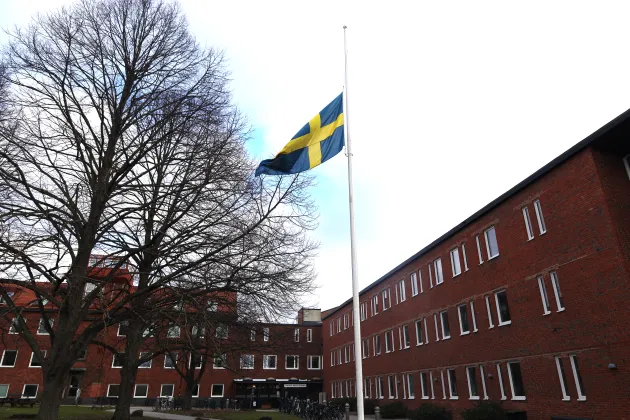 Flagga på halv stång utanför Fysicum. Foto: Johan Lindskoug