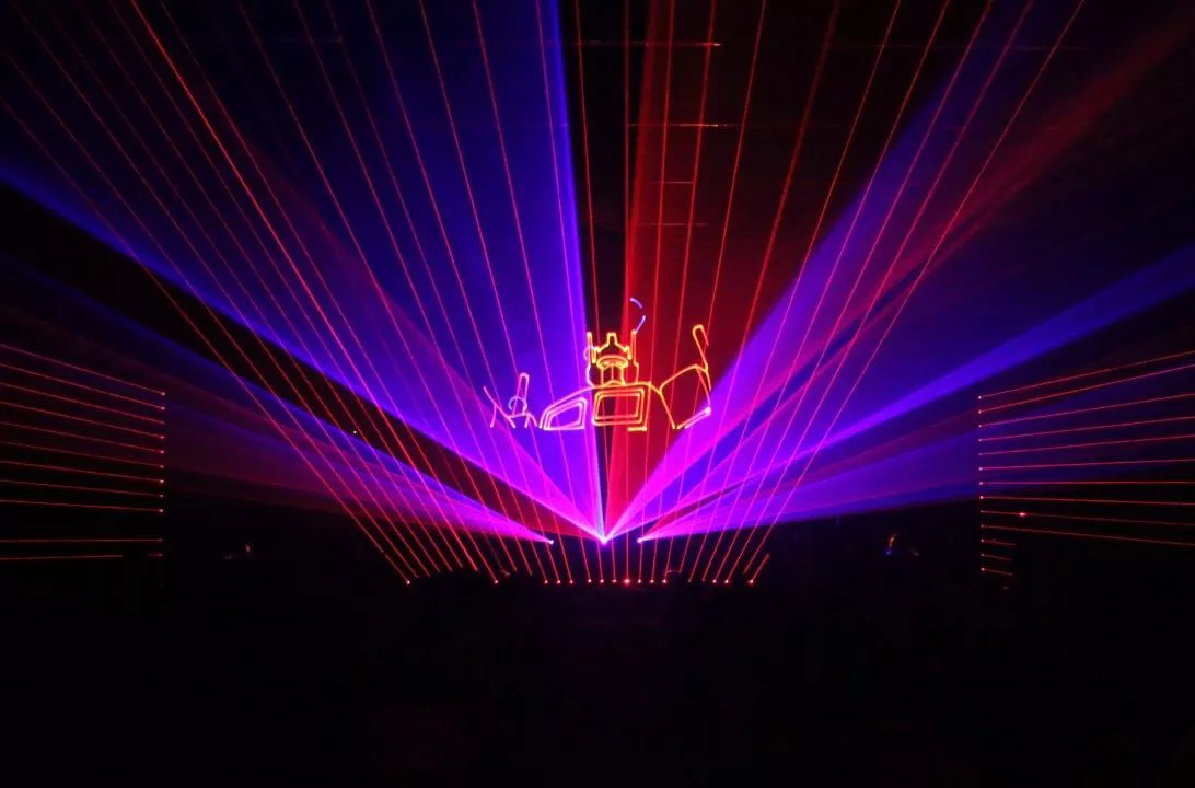 Foto från föreställning med laserstrålar i olika färger. Foto: Lunds universitet.