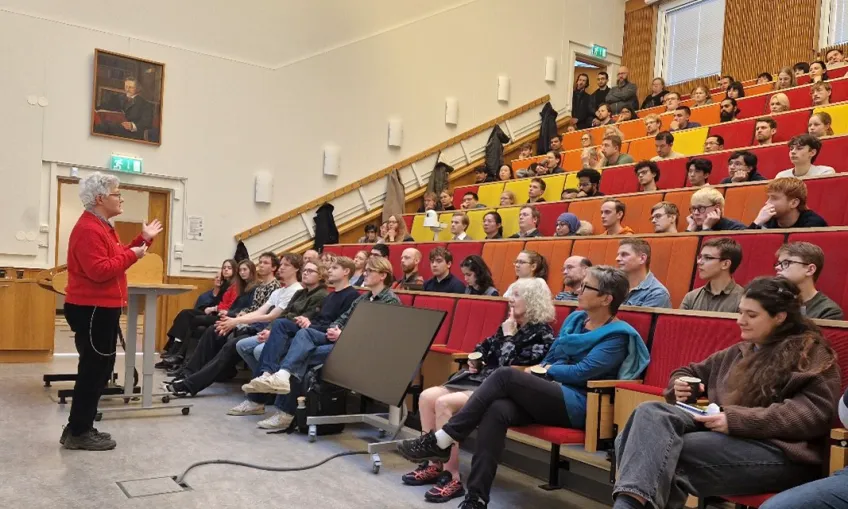 Anne l'Huillier föreläser i Rydbergsalen på fysiska institutionen. Foto.