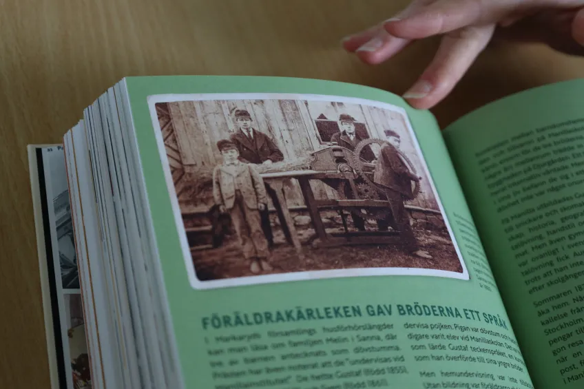 De döva bröderna i boken. Foto: Johan Lindskoug