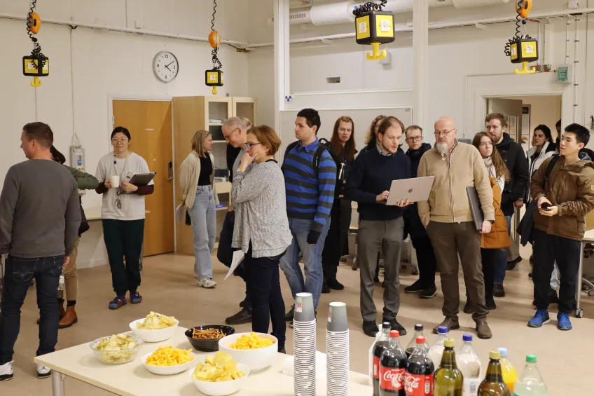 Mässan börjar och folk strömmar in. Foto: Johan Lindskoug