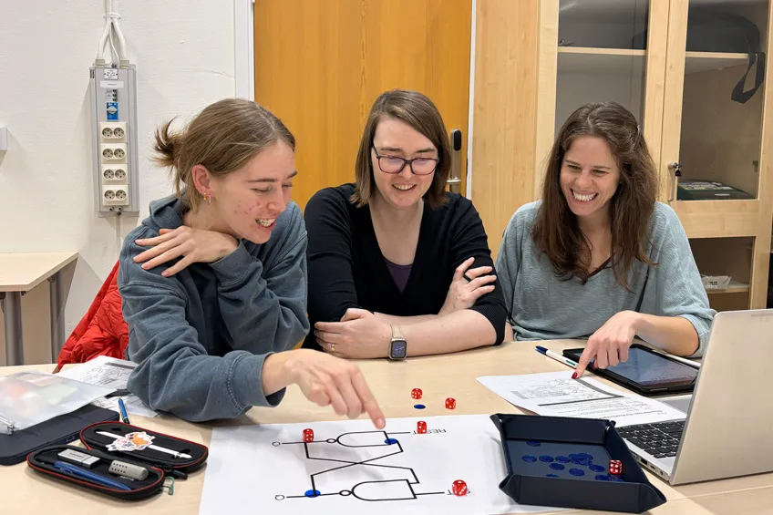 Studenterna Vivi och Kenna löser ett kretspussel under en av Hannas föreläsningar. Foto: Johan Lindskoug.