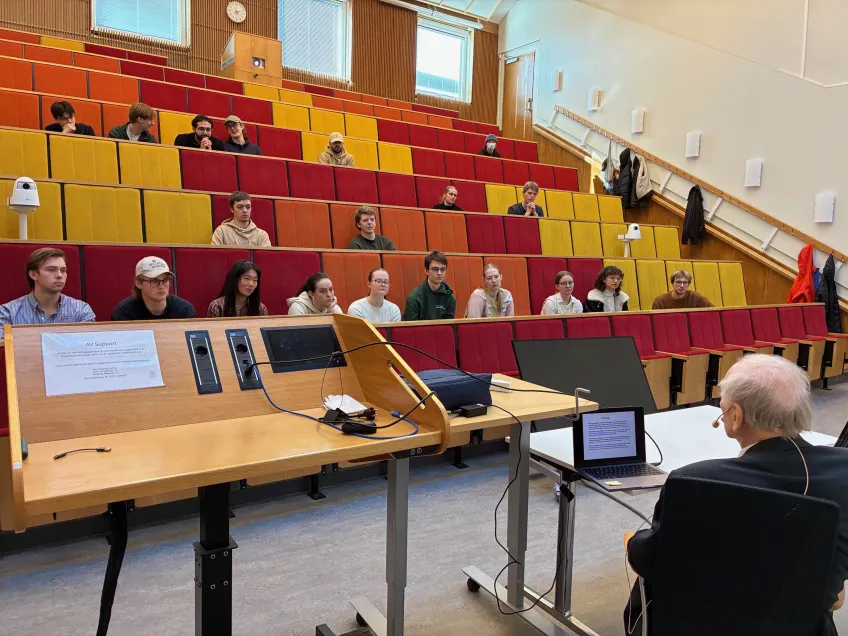 Hermann Grimmeiss undervisar för studenter i Rydbergsalen, fysiska institutionen. Foto: Heiner Linke.